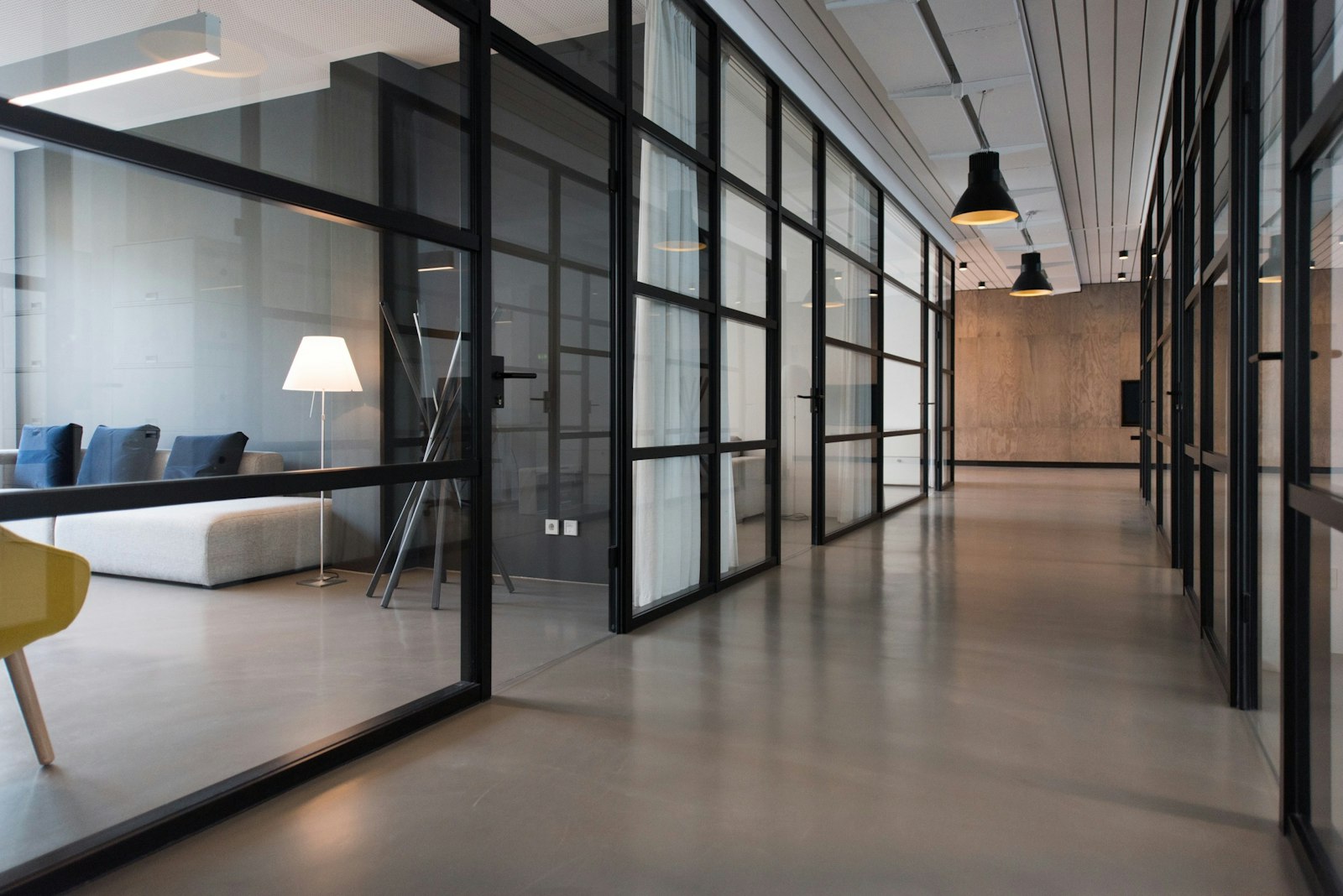 Detall arquitectònic d'una mampara de vidre